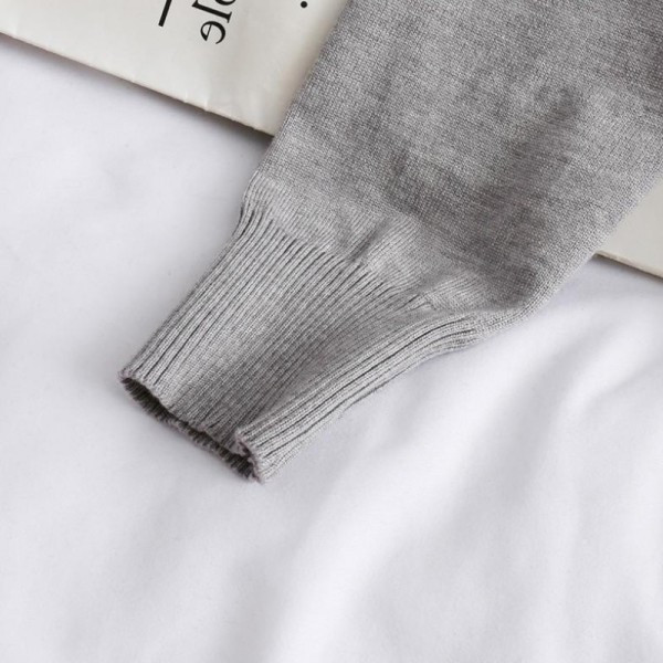 Pulover de dama modern cu decolteu oval si aplicatie in negru, gri si rosu