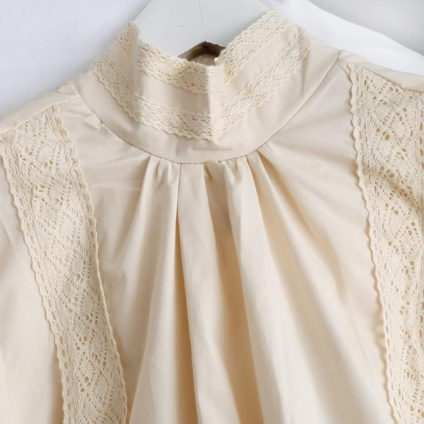 Modern női csipkeing magas gallérral és bézs, fehér és fekete csipkével