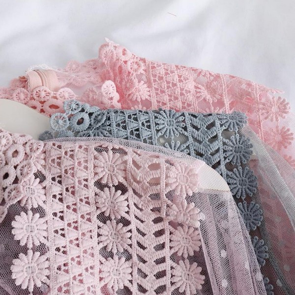 Modern női csipkeblúz hímzéssel és hosszú ujjú, különböző színekben