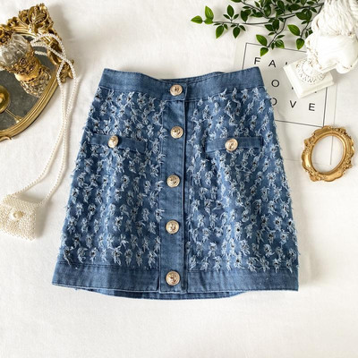 Modern női rövid farmerszoknya gombokkal és magas derékkal