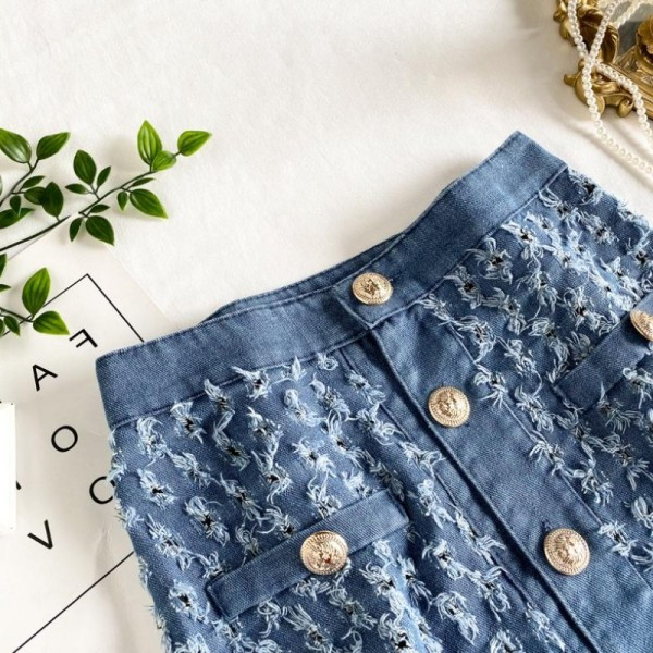 Modern női rövid farmerszoknya gombokkal és magas derékkal