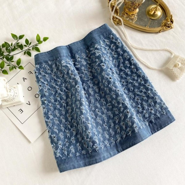 Modern női rövid farmerszoknya gombokkal és magas derékkal