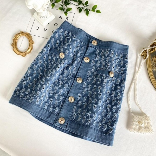Modern női rövid farmerszoknya gombokkal és magas derékkal
