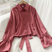 Fehér, rózsaszín és fekete női ing klasszikus gallérral és nyakkendővel