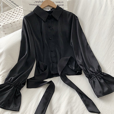 Fehér, rózsaszín és fekete női ing klasszikus gallérral és nyakkendővel