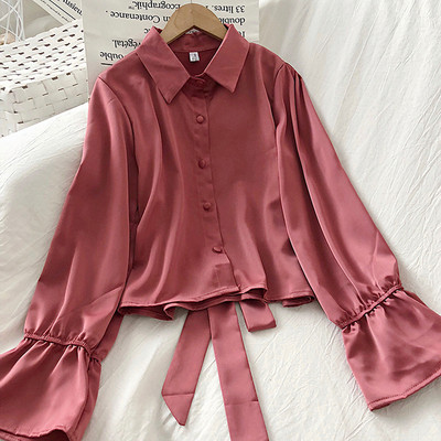 Fehér, rózsaszín és fekete női ing klasszikus gallérral és nyakkendővel