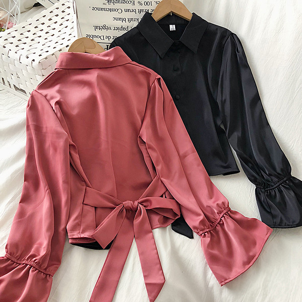 Fehér, rózsaszín és fekete női ing klasszikus gallérral és nyakkendővel