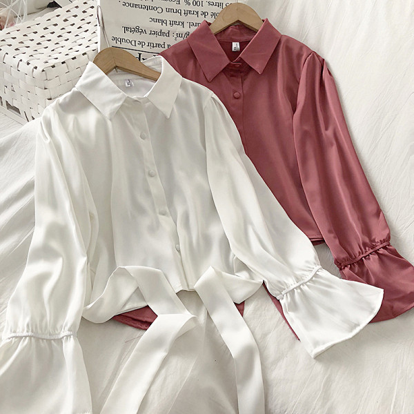 Fehér, rózsaszín és fekete női ing klasszikus gallérral és nyakkendővel