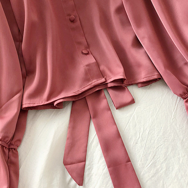 Fehér, rózsaszín és fekete női ing klasszikus gallérral és nyakkendővel