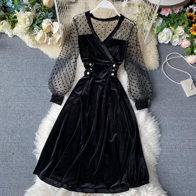 Modern női bársonyruha spitz nyakkivágással és tüll ujjú fekete színben