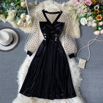 Modern női bársonyruha spitz nyakkivágással és tüll ujjú fekete színben