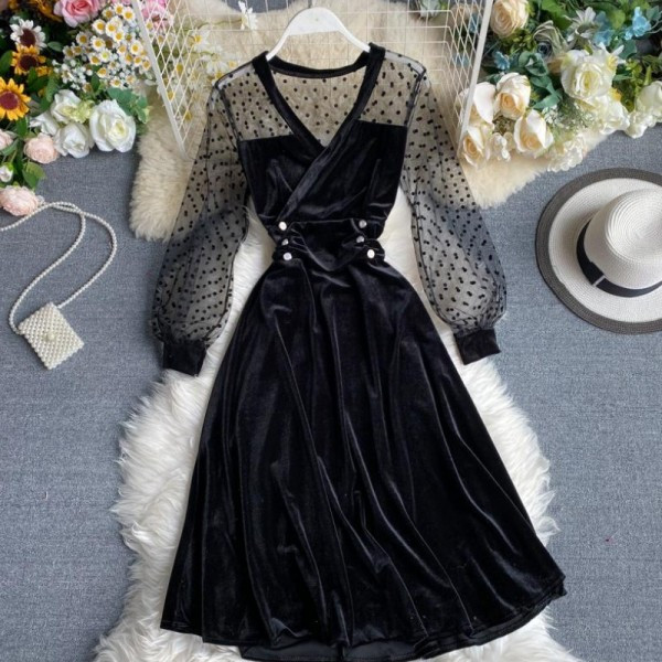 Modern női bársonyruha spitz nyakkivágással és tüll ujjú fekete színben