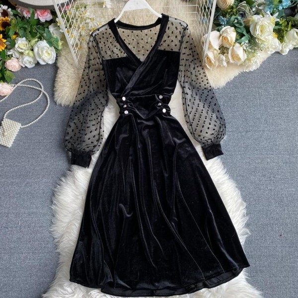 Modern női bársonyruha spitz nyakkivágással és tüll ujjú fekete színben