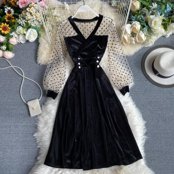 Modern női bársonyruha spitz nyakkivágással és tüll ujjú fekete színben