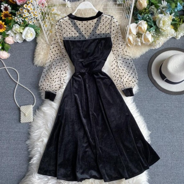 Modern női bársonyruha spitz nyakkivágással és tüll ujjú fekete színben