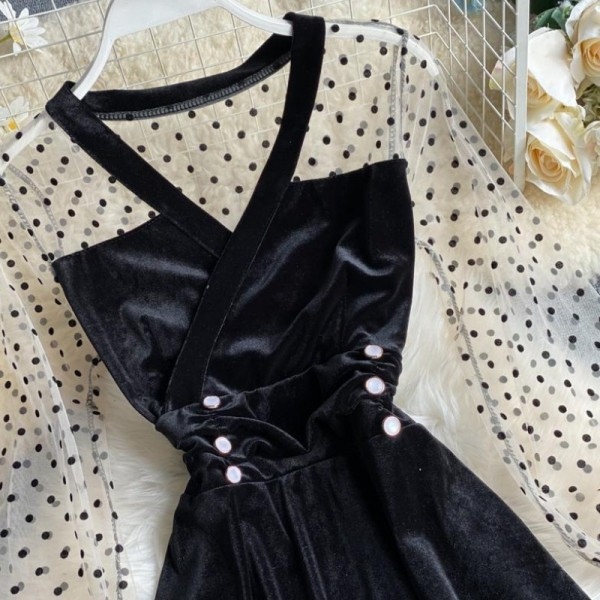 Modern női bársonyruha spitz nyakkivágással és tüll ujjú fekete színben