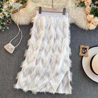 Modern női szoknya magas derékkal és rojtokkal fehér és fekete színben