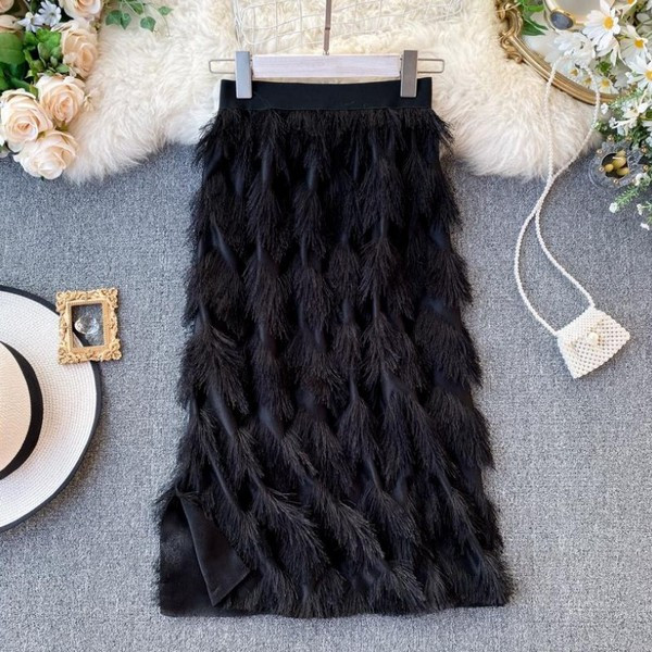 Modern női szoknya magas derékkal és rojtokkal fehér és fekete színben