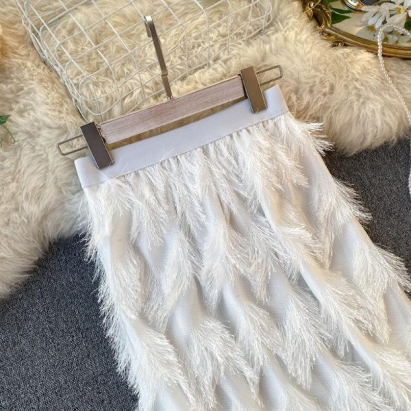 Modern női szoknya magas derékkal és rojtokkal fehér és fekete színben