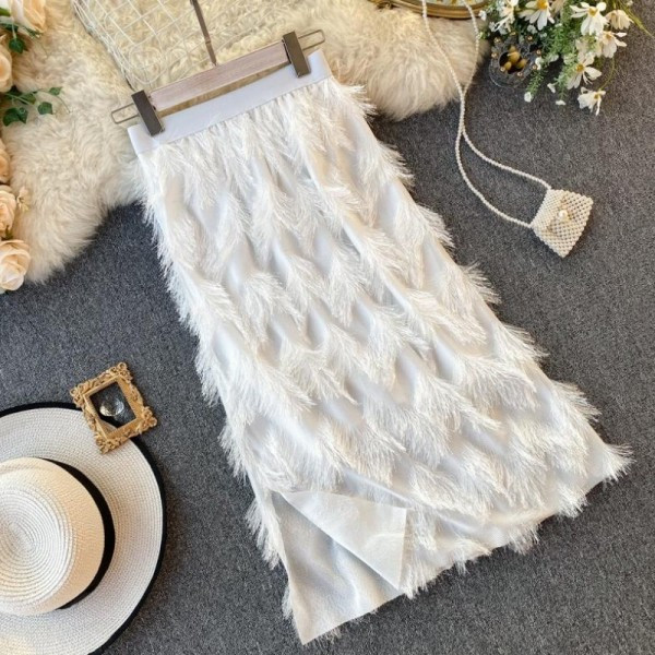 Modern női szoknya magas derékkal és rojtokkal fehér és fekete színben