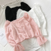 Rövid, fehér, fekete és rózsaszín női ing gombokkal és bojtokkal