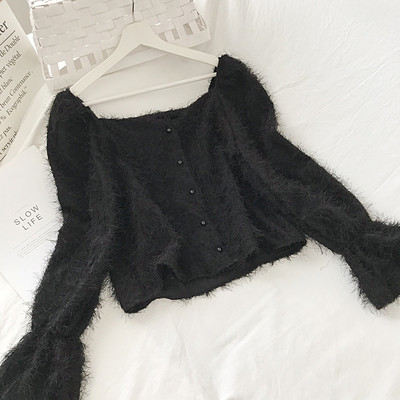 Rövid, fehér, fekete és rózsaszín női ing gombokkal és bojtokkal