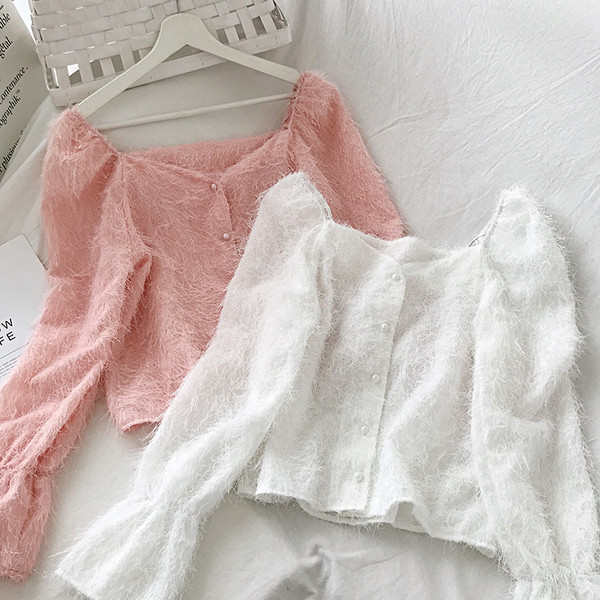 Rövid, fehér, fekete és rózsaszín női ing gombokkal és bojtokkal