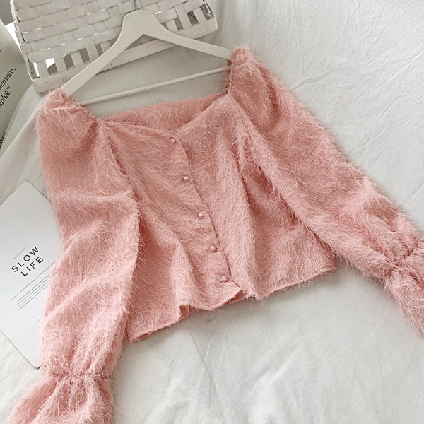 Rövid, fehér, fekete és rózsaszín női ing gombokkal és bojtokkal