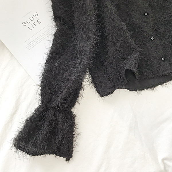 Rövid, fehér, fekete és rózsaszín női ing gombokkal és bojtokkal