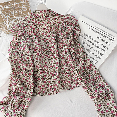 Retro stílusú női ing három színben virágos motívumokkal, alacsony gallérral