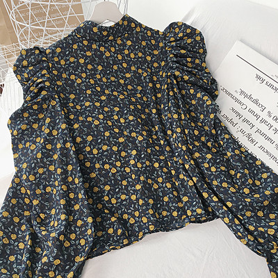 Retro stílusú női ing három színben virágos motívumokkal, alacsony gallérral