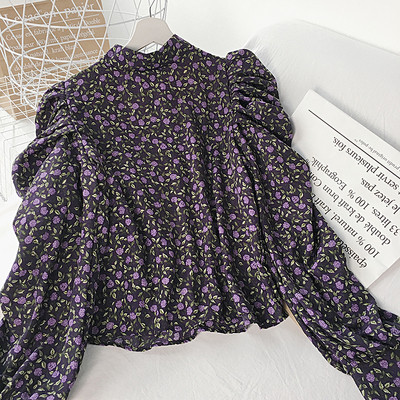 Retro stílusú női ing három színben virágos motívumokkal, alacsony gallérral