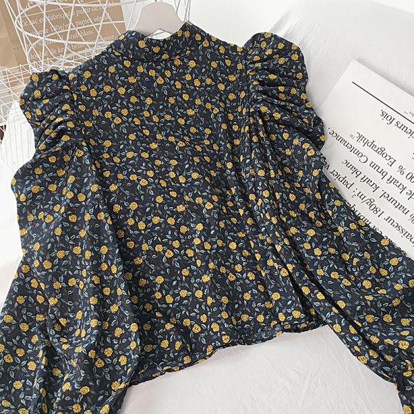 Retro stílusú női ing három színben virágos motívumokkal, alacsony gallérral