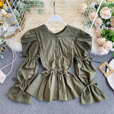 Női alkalmi ing ovális nyakkivágással és fekete, fehér és zöld gombokkal