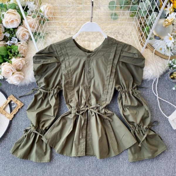 Női alkalmi ing ovális nyakkivágással és fekete, fehér és zöld gombokkal