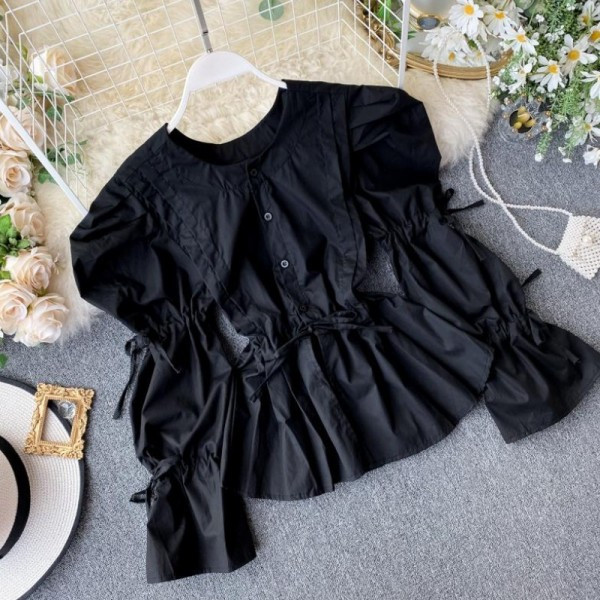 Női alkalmi ing ovális nyakkivágással és fekete, fehér és zöld gombokkal