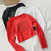 Női alkalmi blúz fekete, piros és fehér színben, rátéttel és kerek nyakkivágással