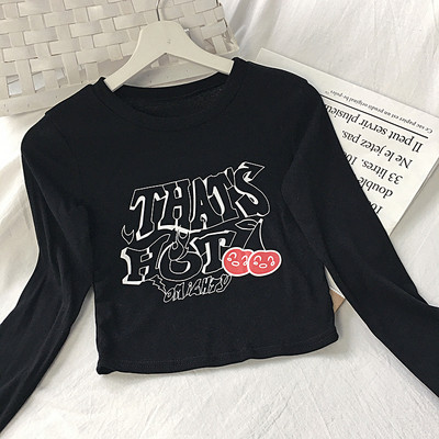 Női alkalmi blúz fekete, piros és fehér színben, rátéttel és kerek nyakkivágással