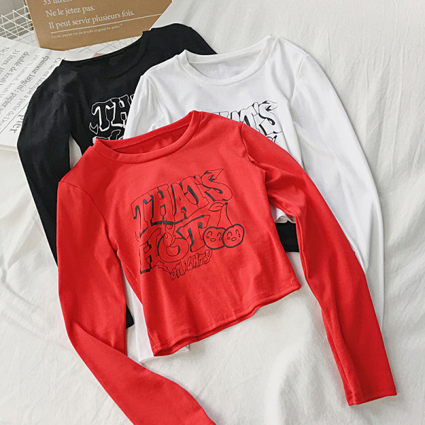 Női alkalmi blúz fekete, piros és fehér színben, rátéttel és kerek nyakkivágással