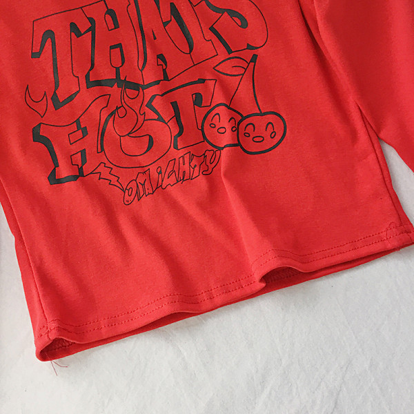 Női alkalmi blúz fekete, piros és fehér színben, rátéttel és kerek nyakkivágással