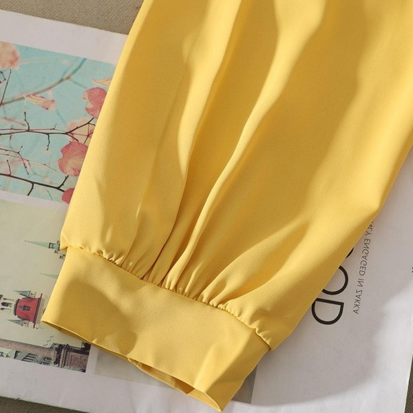 Modern női ing sárga, zöld, fehér és fekete szalaggal és gombokkal