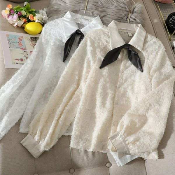 Cămașă de damă modernă cu guler și panglică clasică în alb, negru și bej