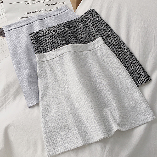 Női szoknya fehér, fekete és kék színben, magas derékkal és A-vonallal