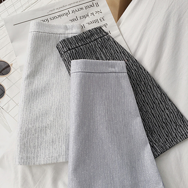 Női szoknya fehér, fekete és kék színben, magas derékkal és A-vonallal