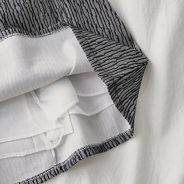 Női szoknya fehér, fekete és kék színben, magas derékkal és A-vonallal