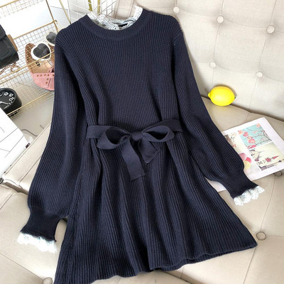 Rochie de dama moderna tricotata cu guler inalt si dantela in albastru si rosu