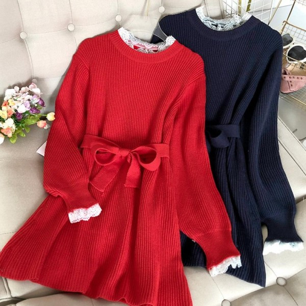 Rochie de dama moderna tricotata cu guler inalt si dantela in albastru si rosu