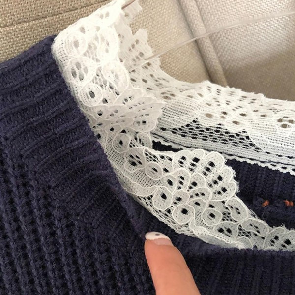 Rochie de dama moderna tricotata cu guler inalt si dantela in albastru si rosu