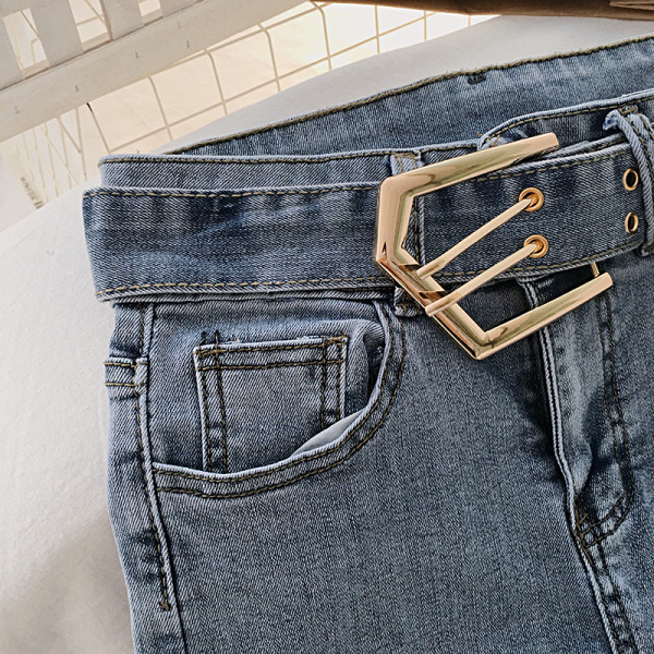 Modern női farmer kék színben, magas derékkal és övvel