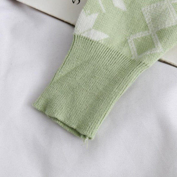 Modern női pulóver karácsonyi mintával és ovális nyakkivágással, négy színben